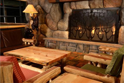 Habitación con chimenea, mesa y sillas. en Great Wolf Lodge Colorado Springs en Colorado Springs