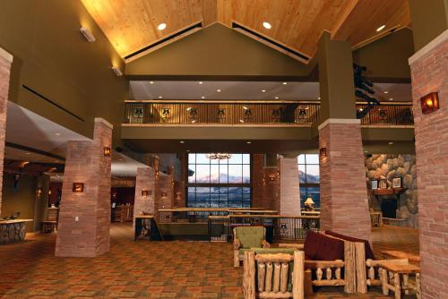 hol hotelu ze stołami i krzesłami w obiekcie Great Wolf Lodge Colorado Springs w mieście Colorado Springs