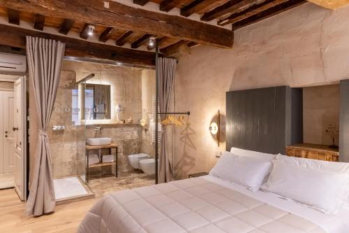 Un pat sau paturi într-o cameră la Truffle House Tuscany Tuber Albidum Pico