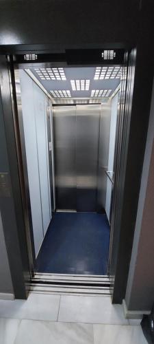 einen Fahrstuhlflur in einem Gebäude mit offener Tür in der Unterkunft Apartamento a 100 metros del mar in Piles
