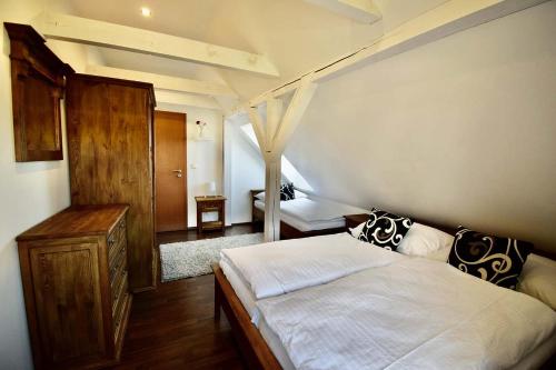 - une chambre avec un lit et une commode dans l'établissement Welness Roubenka Svratouch, à Svratouch