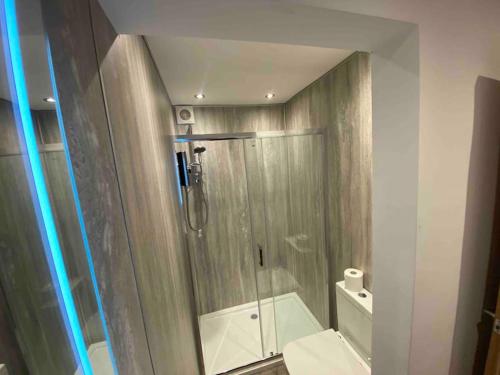 La salle de bains est pourvue d'une douche et de toilettes. dans l'établissement The Suite Apartment @3, à Barnsley
