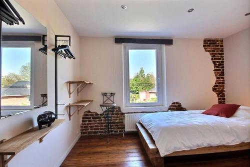 - une chambre avec un lit et 2 fenêtres dans l'établissement Gîte Ô 29 #CONTAINER POOL#JACUZZI#, à Namur