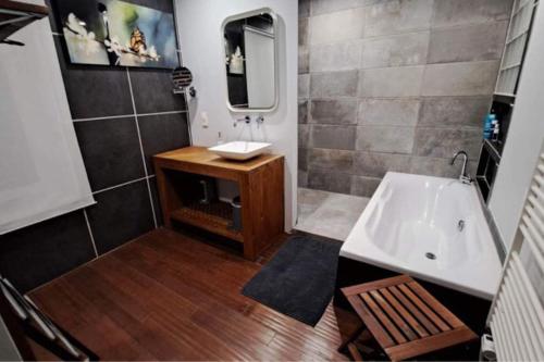 La petite salle de bains est pourvue d'un lavabo et d'un miroir. dans l'établissement Gîte Ô 29 #CONTAINER POOL#JACUZZI#, à Namur