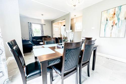 uma sala de jantar com mesa e cadeiras em The Ashland Manor 4BR em Niagara Falls