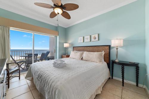 - une chambre avec un lit et une vue sur l'océan dans l'établissement Tidewater 401, à Orange Beach