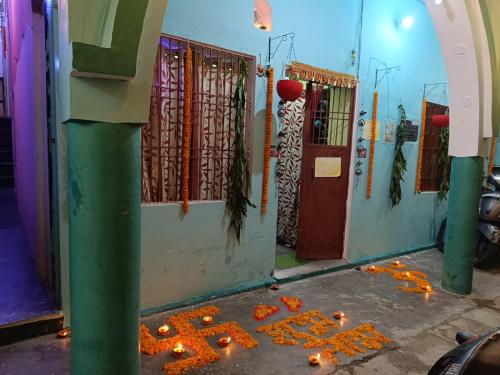 Zimmer mit Beleuchtung auf dem Boden vor einem Gebäude in der Unterkunft JPM Hostel in Varanasi