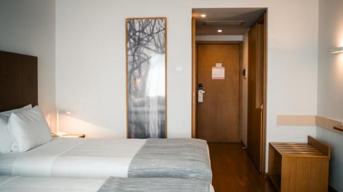 Una cama o camas en una habitación de Dazzler by Wyndham Asuncion