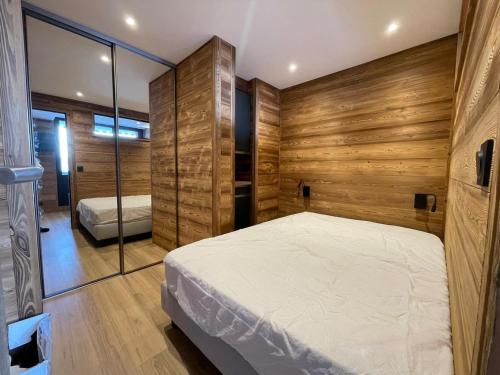 une chambre avec un lit et une paroi vitrée dans l'établissement Appartement rénové 6 pers. à Tignes Val Claret – Départ/retour skis aux pieds, balcon, près des commerces - FR-1-502-548, à Tignes