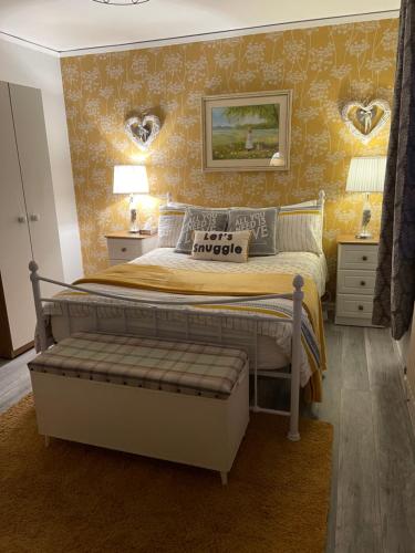 ベルファストにあるBeautiful houseのベッドルーム1室(黄色い壁のベッド1台付)