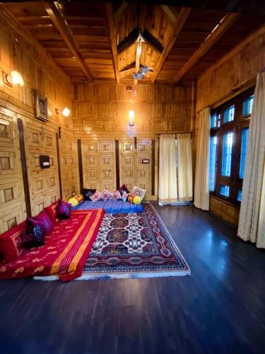 ナイニタールにあるThe Wooden Lodgeの木製の部屋にベッド1台が備わるベッドルーム1室があります。