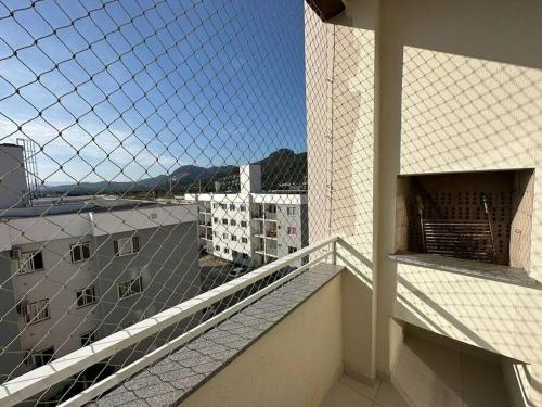 uma vista a partir da varanda de um edifício em Apartamento em Biguaçu