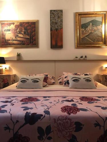 ein Schlafzimmer mit einem Bett mit Kissen darauf in der Unterkunft Villa Marica in Trogir
