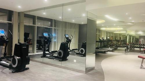 een fitnessruimte met loopbanden en crosstrainers in een gebouw bij Walking distance to dubai mall Full burj Khalifa view and fountain view new year full fireworks view 2BR in Dubai