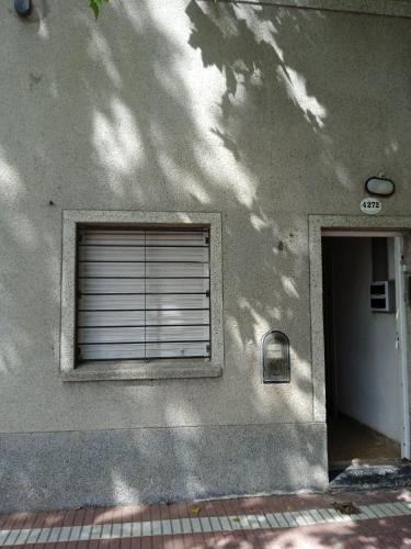 a building with a window and a door at La Perla alojamiento in Mar del Plata