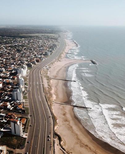 an aerial view of a beach and the ocean at La Perla alojamiento in Mar del Plata
