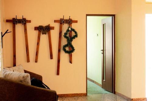 a room with crosses and christmas decorations on the wall at Garni Nature Villa in Garni