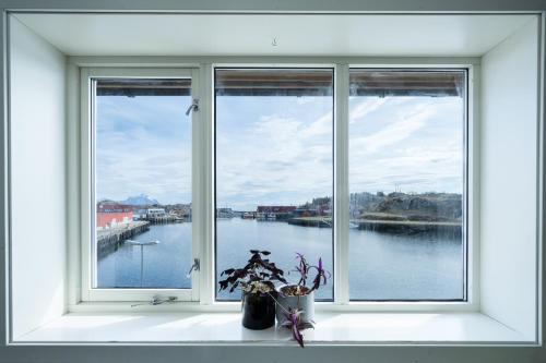 een raam met uitzicht op een rivier bij In the middle of Lofoten! Unique and spacious on the docks. in Stamsund