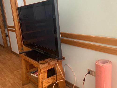 a flat screen tv sitting on top of a wooden stand at Hotel Costa Pichidangui in Pichidangui