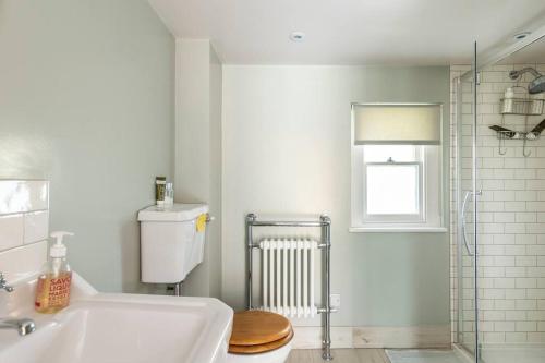 y baño con bañera, lavamanos y ducha. en Luxury Apartment, The Barn, Cookham, en Cookham