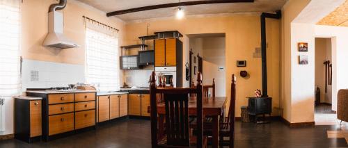 eine Küche mit Holzschränken und einem Tisch darin in der Unterkunft Garni Nature Villa in Garni