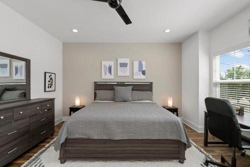 - une chambre avec un lit, un bureau et une fenêtre dans l'établissement The Oasis Luxury Retreat near Downtown, à Houston