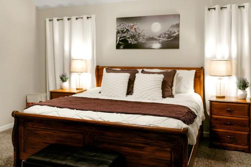 - une chambre avec un grand lit et 2 tables de chevet dans l'établissement Super Clean Fast Wifi Comfortable Beds, à Lake Charles
