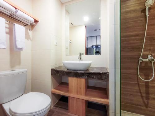 La salle de bains est pourvue d'un lavabo et de toilettes. dans l'établissement TARA Studio Nagoya, à Nagoya