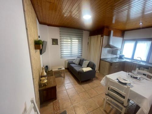 een woonkamer met een bank en een tafel bij Casa Rural Peñas II in Saucelle