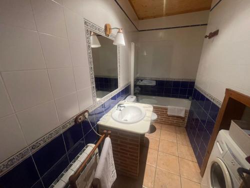 La salle de bains est pourvue d'un lavabo et d'un miroir. dans l'établissement Casa Rural Peñas II, à Saucelle