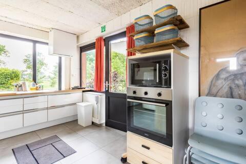 Кухня или мини-кухня в Ahwell Guesthouse Gent 5 BR long term
