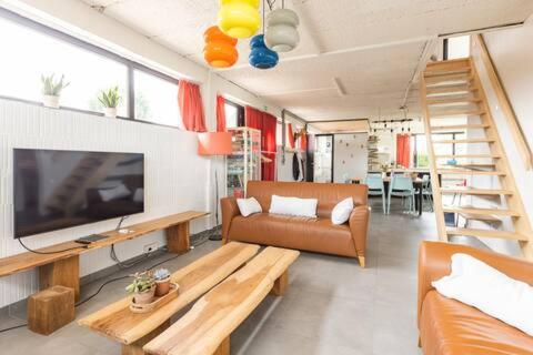 Телевизор и/или развлекательный центр в Ahwell Guesthouse Gent 5 BR long term