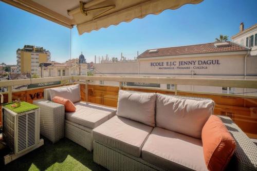 - un balcon avec deux canapés sur le toit dans l'établissement Le Verdi, à Cannes