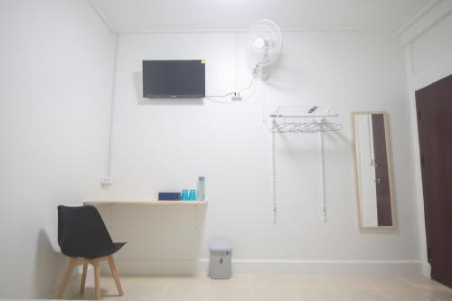 a white room with a chair and a basketball hoop on the wall at Bangkok Cozy Home @Khaosan Road in Bangkok