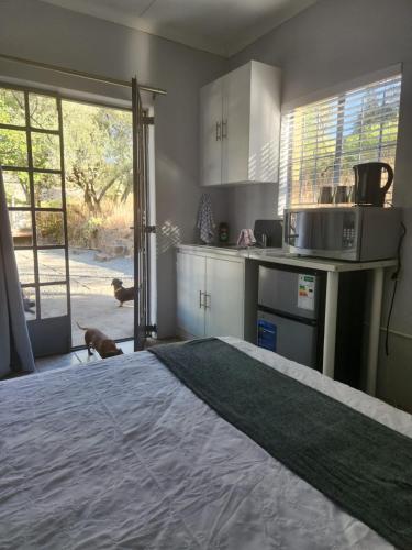 - une cuisine avec un grand lit dans une chambre dans l'établissement Peace of Nature, à Bloemfontein
