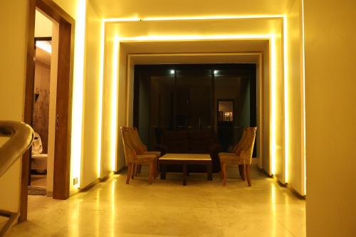 un pasillo con 2 sillas y una mesa en una habitación en Shalimar Royal Villa, en Lonavala