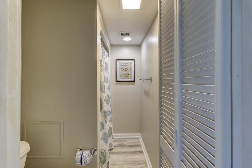een hal met een blauwe luiken deur in een badkamer bij 8C Xanadu 3 BR Forest Beach in Hilton Head Island