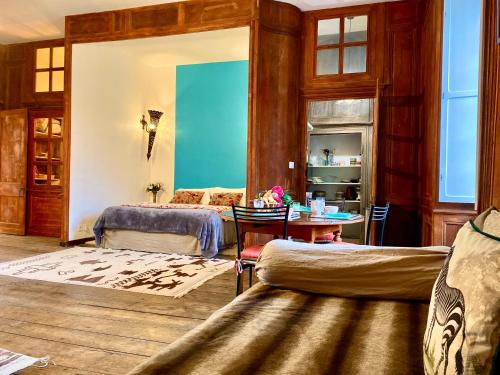 - un salon avec un lit et une table dans l'établissement Loft Berberis, château XVe, Dinan, à Taden