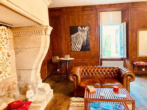 Ein Sitzbereich in der Unterkunft Loft Berberis, château XVe, Dinan