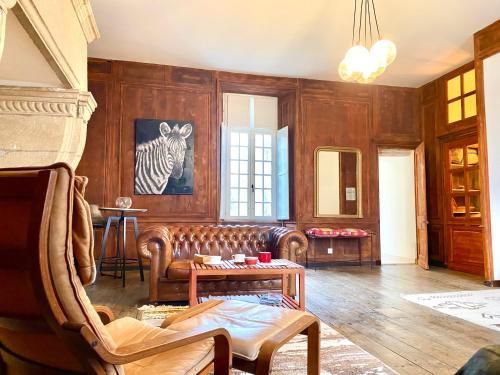 Ein Sitzbereich in der Unterkunft Loft Berberis, château XVe, Dinan