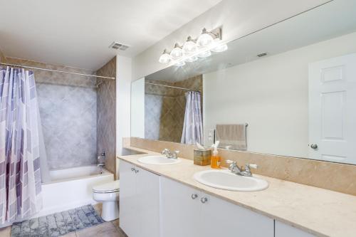 Lantana Condo with Balcony 11 Mi to Palm Beach!にあるバスルーム