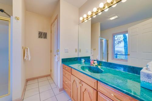 ein Bad mit einem Waschbecken und einem Spiegel in der Unterkunft Pet-Friendly Michigan Home with Deck and Views! in Harbor Springs