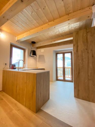 una cucina con isola in legno in una casa di Courmayeur Superior Suite by SupaStays a Courmayeur
