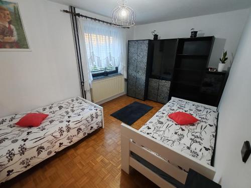 เตียงในห้องที่ Apartment Prešeren
