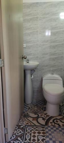 een badkamer met een toilet en een wastafel bij Comodo Aparata estudio in Medellín