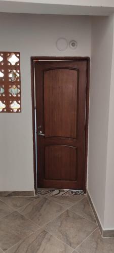 een houten deur in de hoek van een kamer bij Comodo Aparata estudio in Medellín