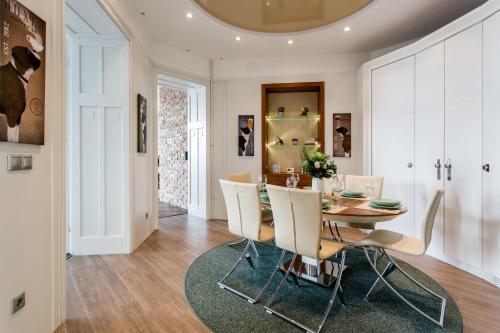 een eetkamer met een tafel en stoelen bij Luxurious Danubeside Apartment for 6 in Boedapest