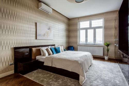 een slaapkamer met een bed en een raam bij Luxurious Danubeside Apartment for 6 in Boedapest