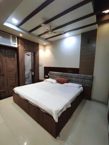 a bedroom with a large bed in a room at Stay daily Inn in Varanasi