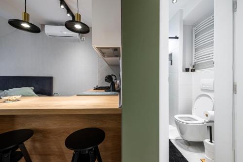 ノヴィサドにあるPistachio apartmanの小さなバスルーム(洗面台、トイレ付)